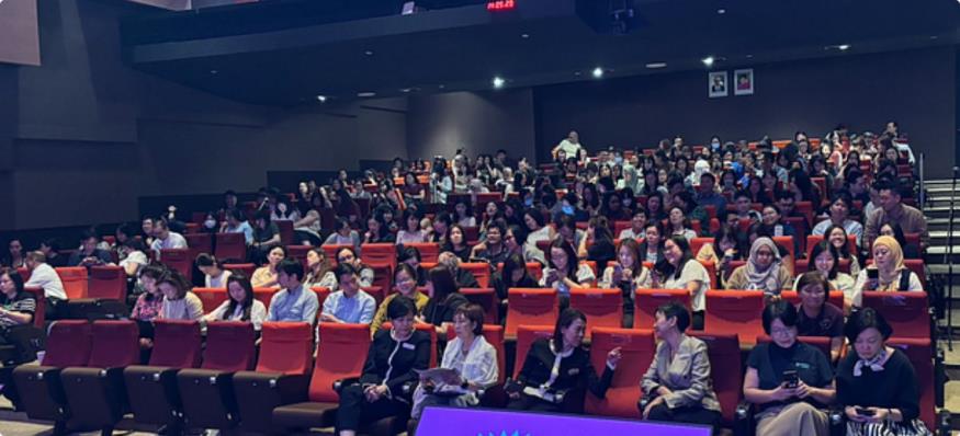Full auditorium during the keynote series